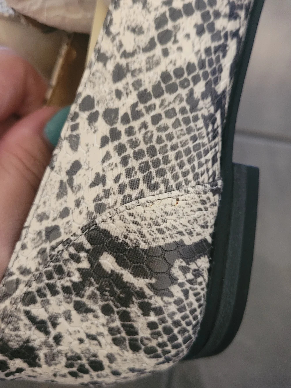2/20 Women's Snake-Print Slip-On Loafers in Black & White Nwt - Picture 6 of 6